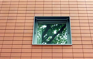 Tonziegelfassade mit Fenster